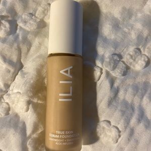 NWOT Ilia True Skin Serum Foundation
